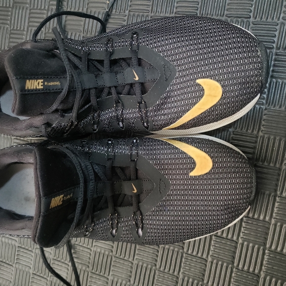 Nike Quest Black& Gold Womens 9 - Picture 1 of 3